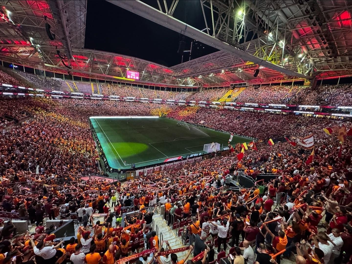 Discovery splash banner for Galatasaray Spor Kulübü Discord server