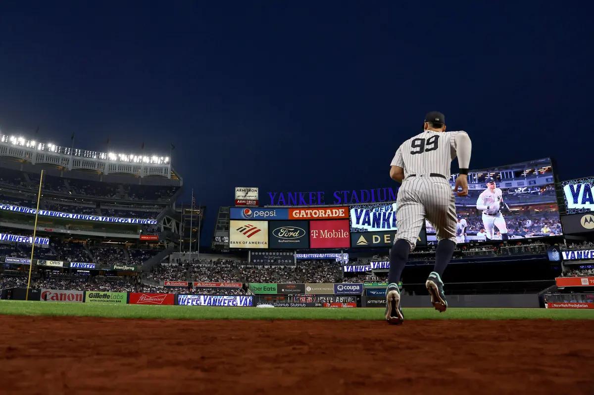Discovery splash banner for New York Yankees Discord server